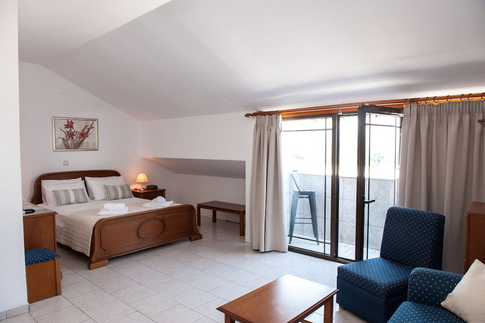 Comfort Triple Room, 1 Double Bed With Sofa Bed, Mountain View photo 3