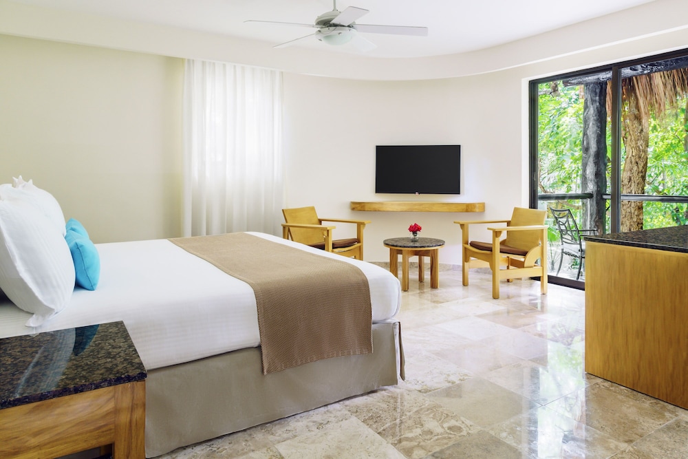 Premium Room, 1 King Bed - Photo 4