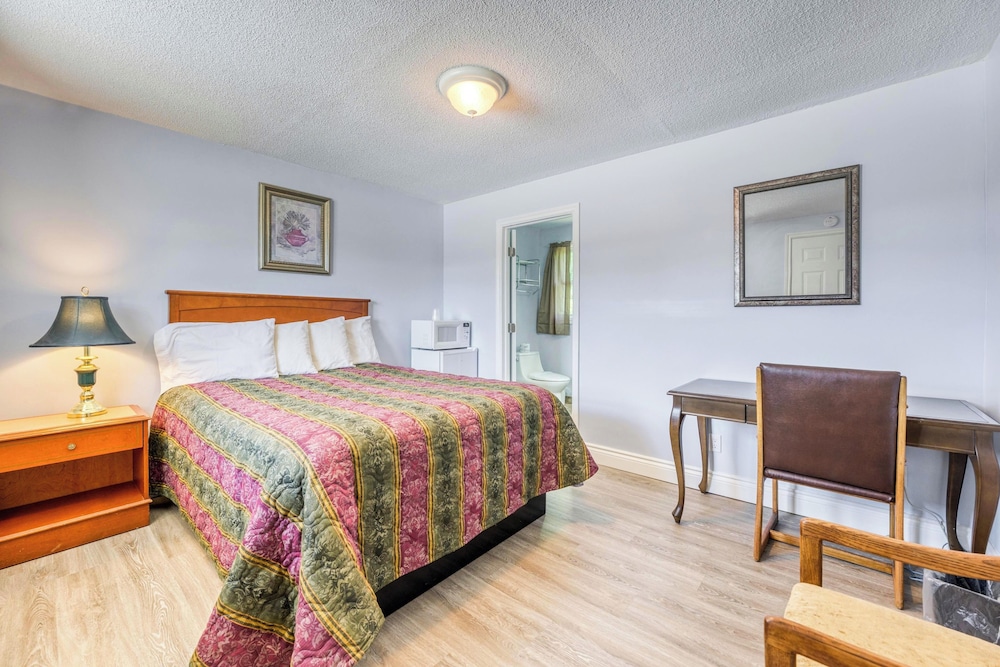 Comfort Room, 1 Queen Bed, Non Smoking, Bathtub photo 1