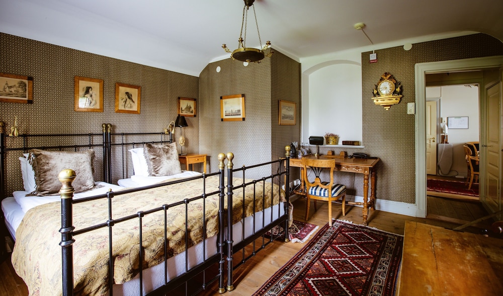 Basic Double or Twin Room - 2 Twin Beds - with a walk