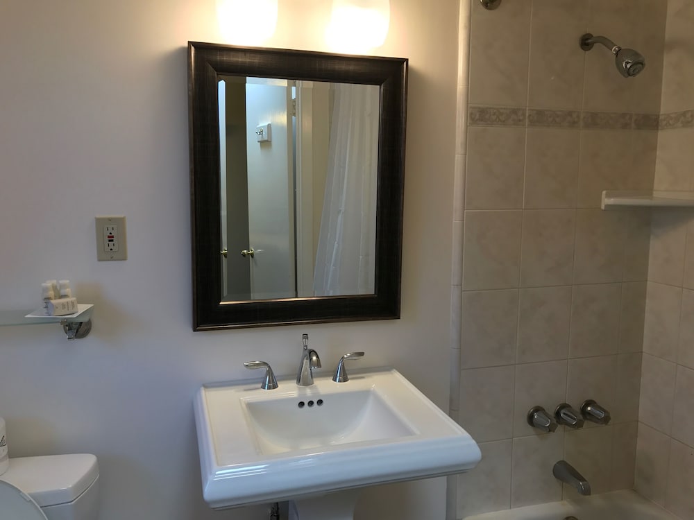 Superior Room, 1 King Bed photo 3
