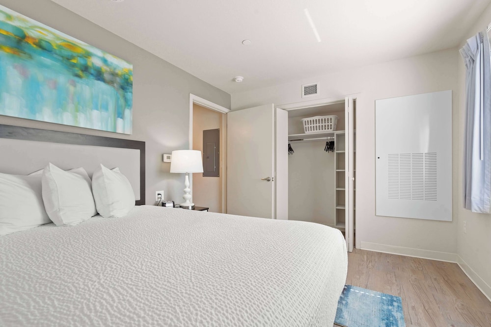 Suite, 3 Bedrooms, Accessible (Hearing) - Photo 9