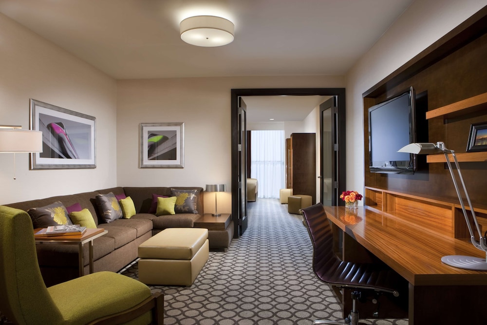 Suite, 2 Bedrooms (1 King Bed and 2 Queen Beds) - Photo 1
