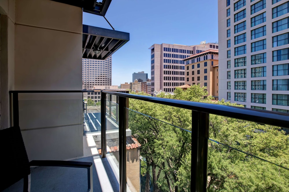 Suite, 1 King Bed, Accessible (Hearing)