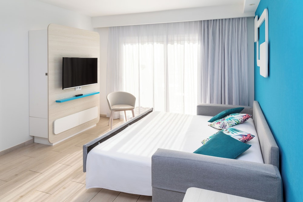 Suite, Cocina, Vista a la Piscina (3 adultos y 1 niño)