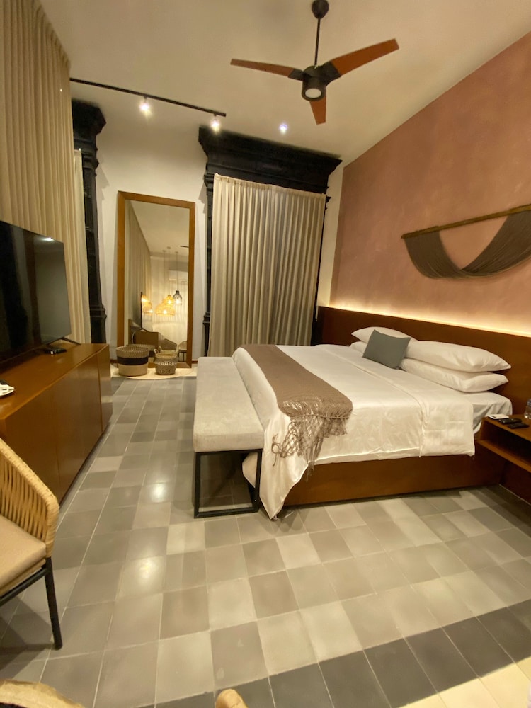 Presidential Studio Suite, Bathtub photo 1