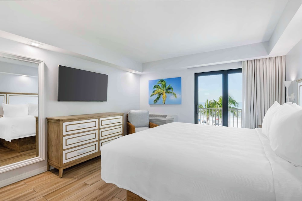 Standard Room, 1 King Bed, Non Smoking (Gulf View, Upper Floor) - Photo 9