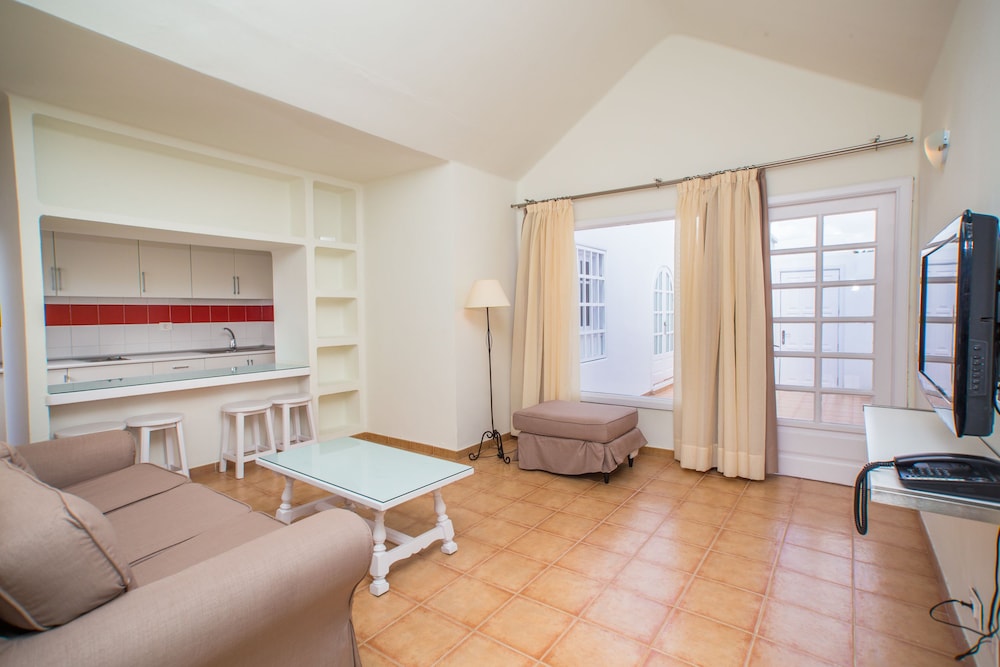 Apartment, 2 Bedrooms, Terrace - Photo 10