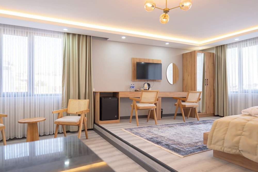 Premium Room, 1 King Bed photo 3