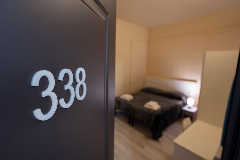 Basic Double Room, 1 Double or 2 Twin Beds, Private Bathroom - Photo 7