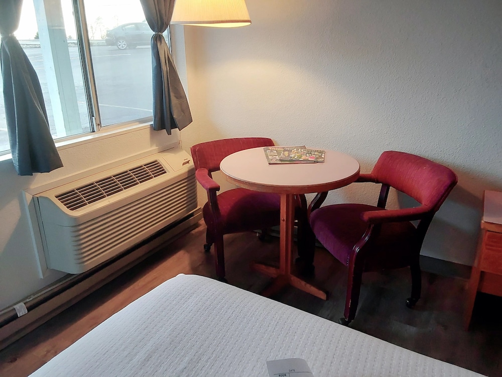 Standard Room, 2 Queen Beds, Non Smoking, No Pets photo 2