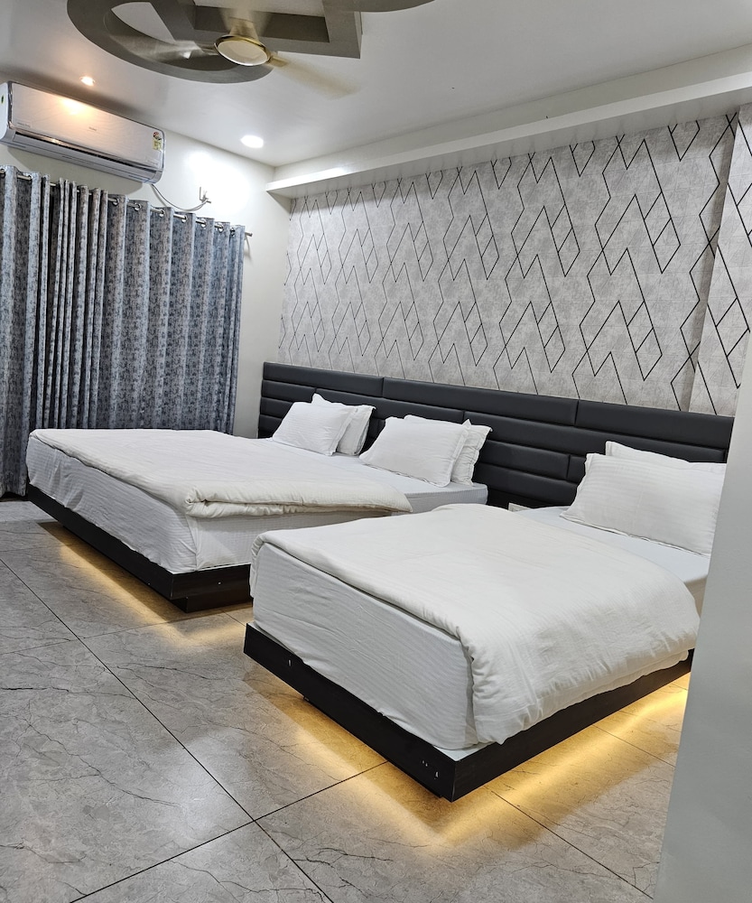 Luxury Three Bedroom - Photo 5