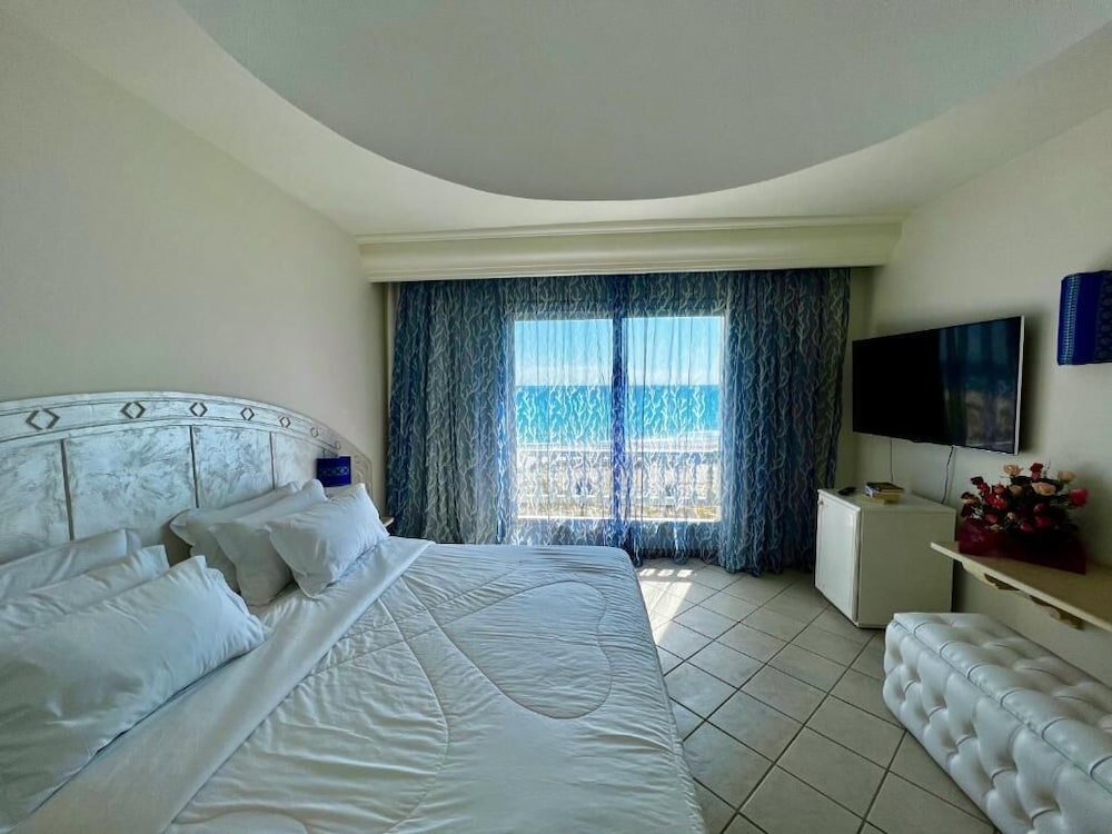 Basic Suite, 1 King Bed, Sea View photo 2