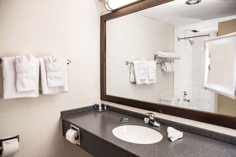 2 Queen Beds, Mobility Accessible Room, Bathtub w/Grab Bars, Non-Smoking - Photo 3