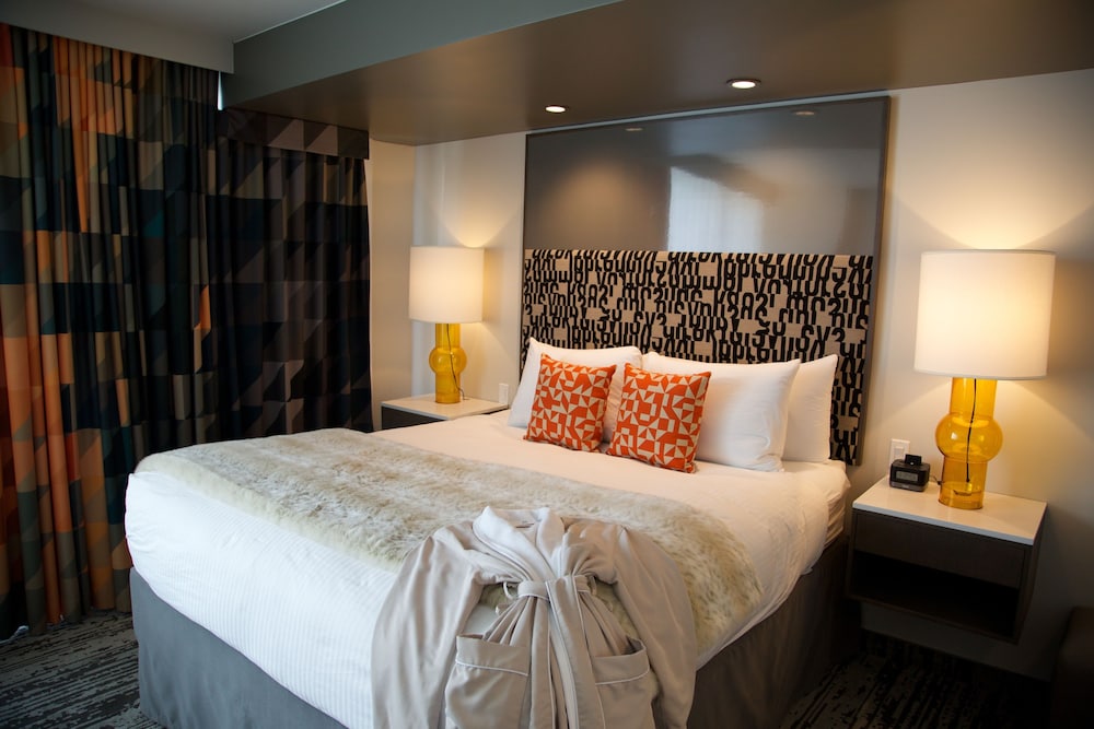 Standard Room, 1 King Bed, Non Smoking (Walk-in Shower) - Photo 2