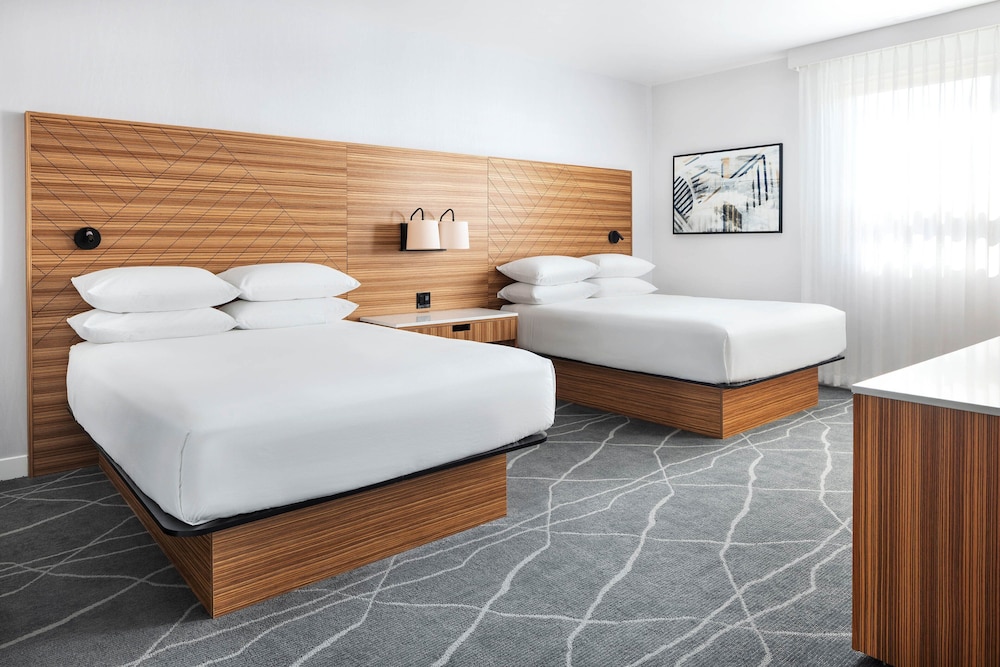 Deluxe Room, Multiple Beds - Photo 3