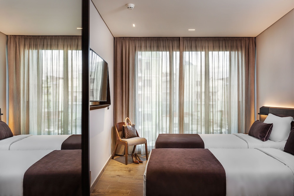 Family Suite, City View (Connected) - Photo 1