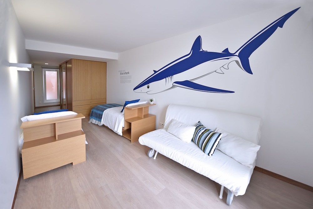 Twin Room, 3 Twin Beds, Private Bathroom, Sea View (Blue Shark) photo 2