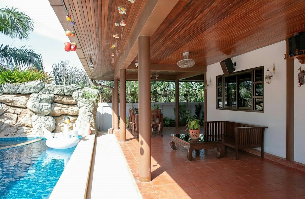 Villa photo 2