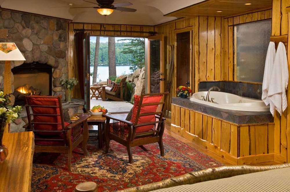 Luxury Suite, Hot Tub, Lake View (Forest) photo 1