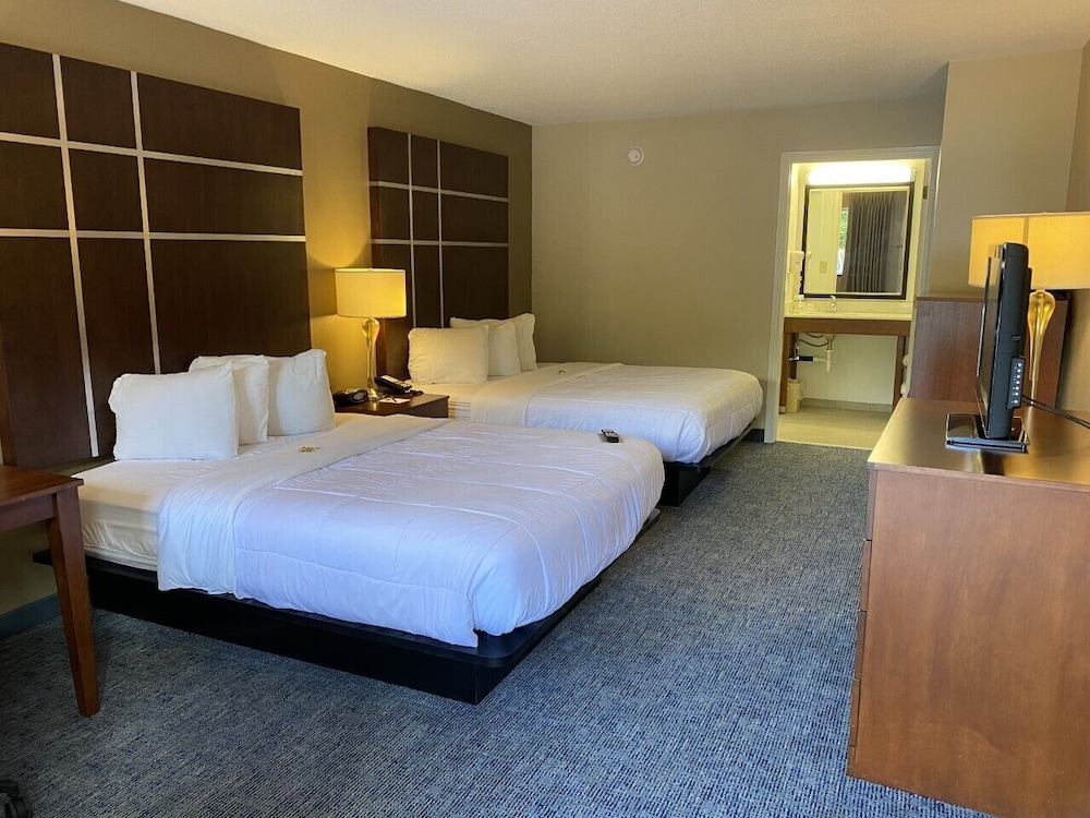 Premier Room, 2 Queen Beds, Non Smoking, Mountain View photo 2