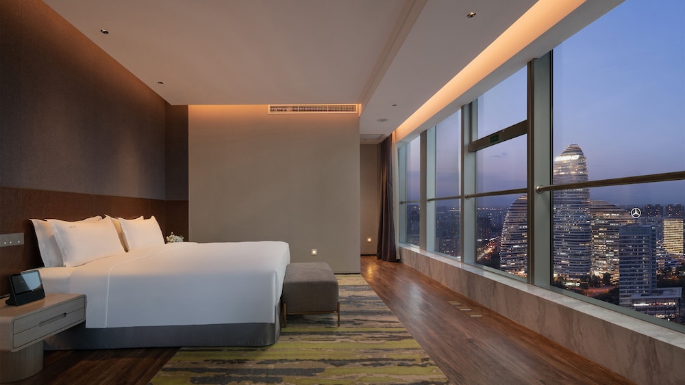 Suite, 1 King Bed (Panorama View)