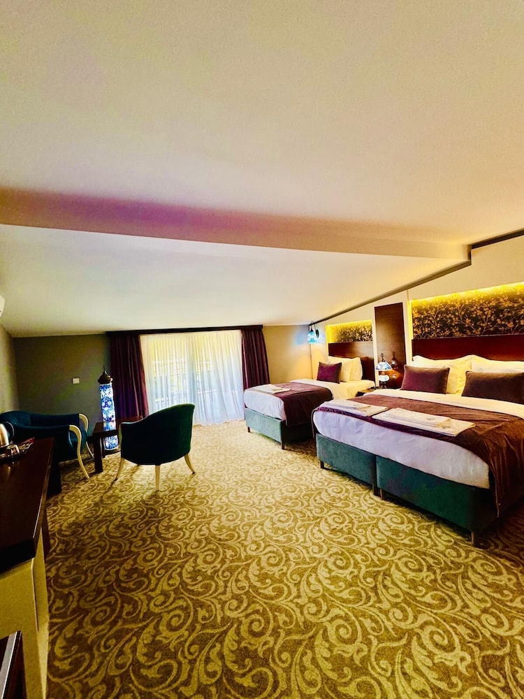 Deluxe Triple Room, 1 Bedroom, Non Smoking, Pool View photo 1