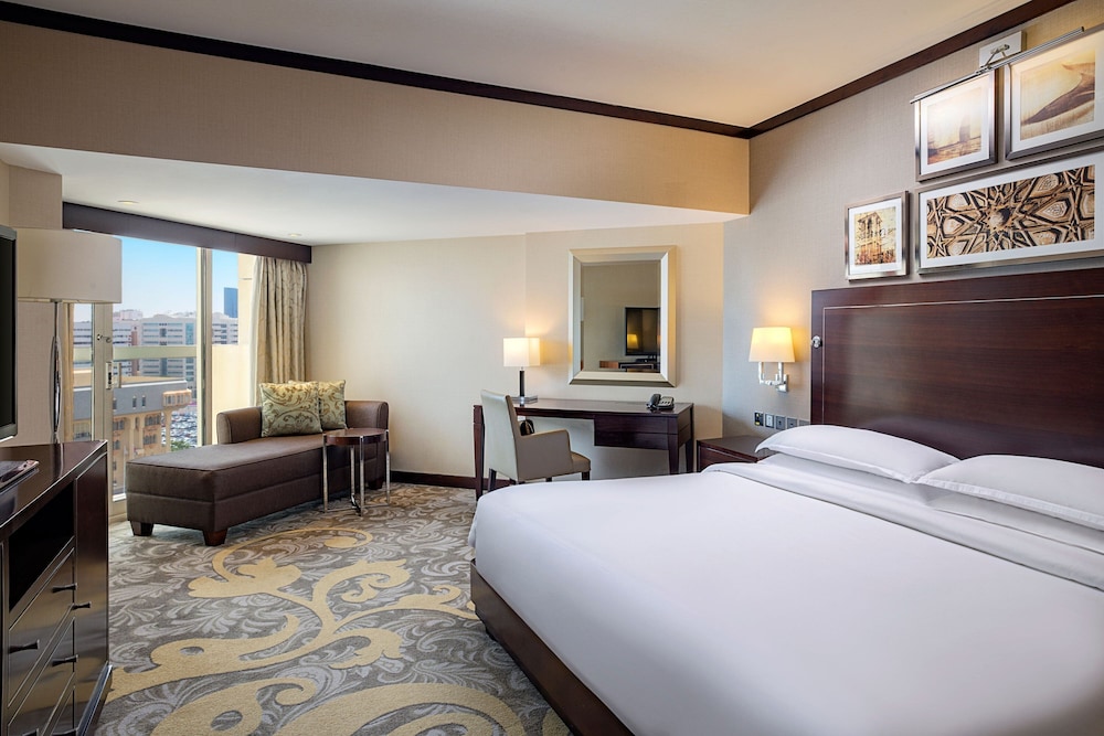 Executive Room, 1 King Bed, Club lounge access photo 3