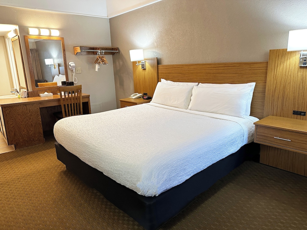 Room, 1 King Bed, Pets Not Allowed - Photo 3