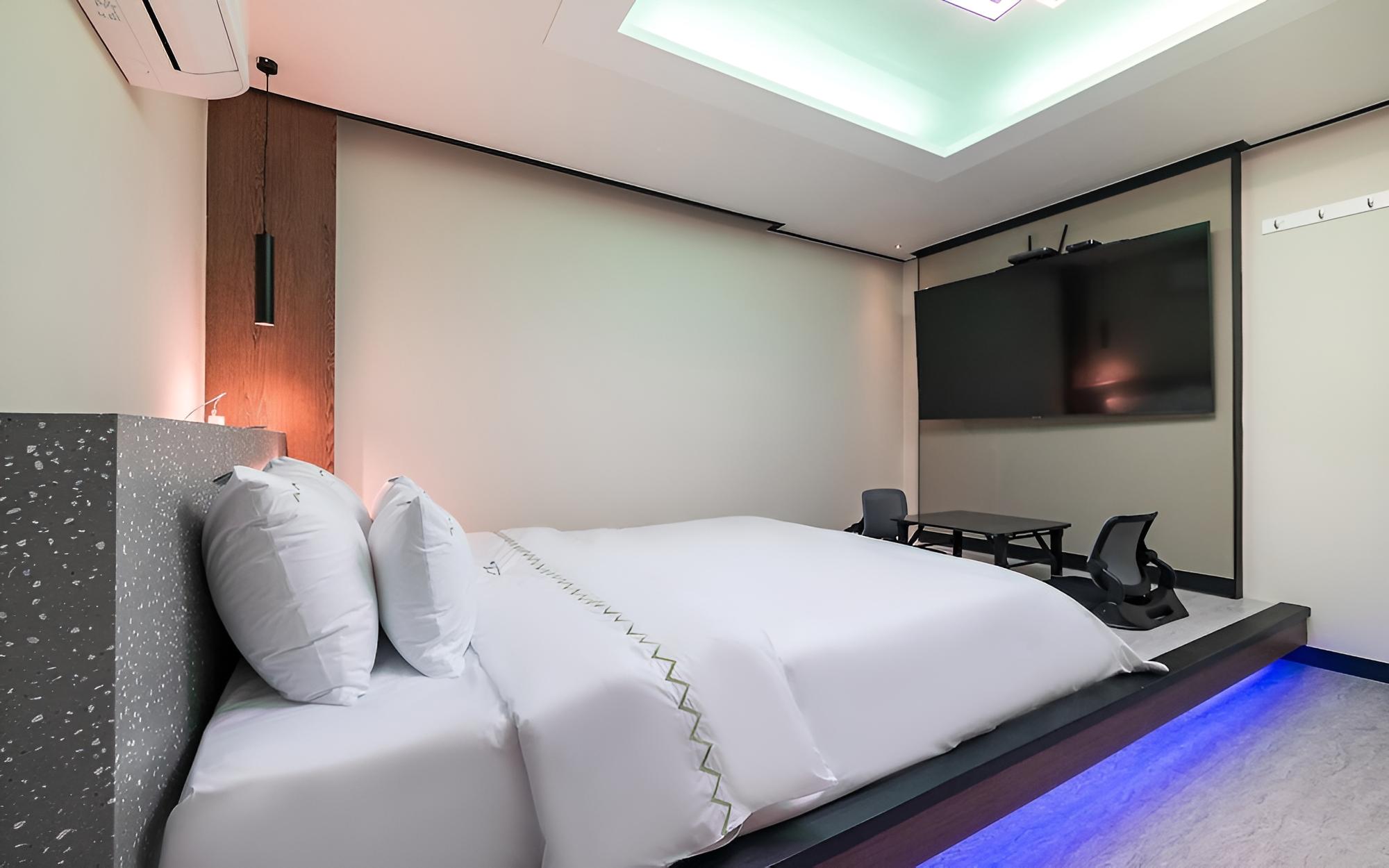 Room (VIP sitting (air purifier gaming PC s) photo 2