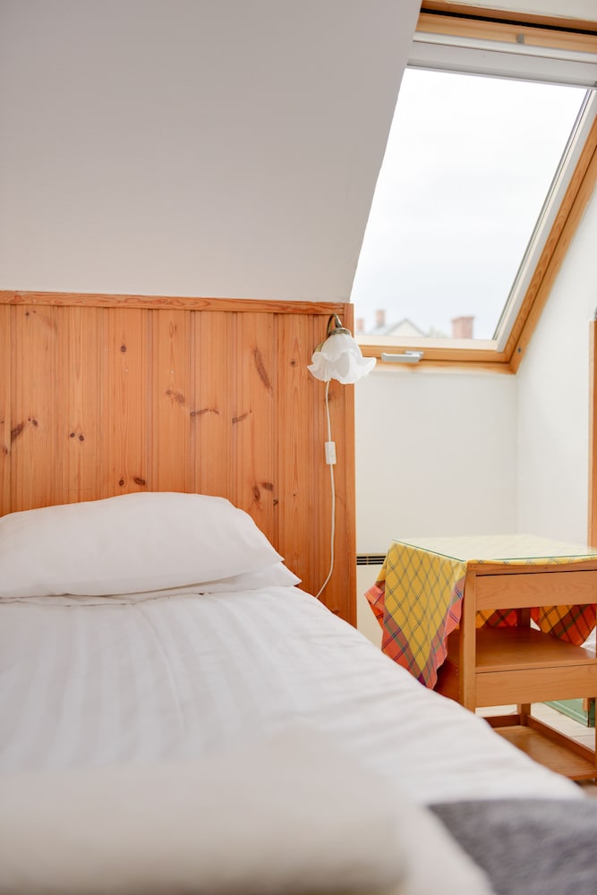 Economy Twin Room, 2 Twin Beds, Shared Bathroom photo 1