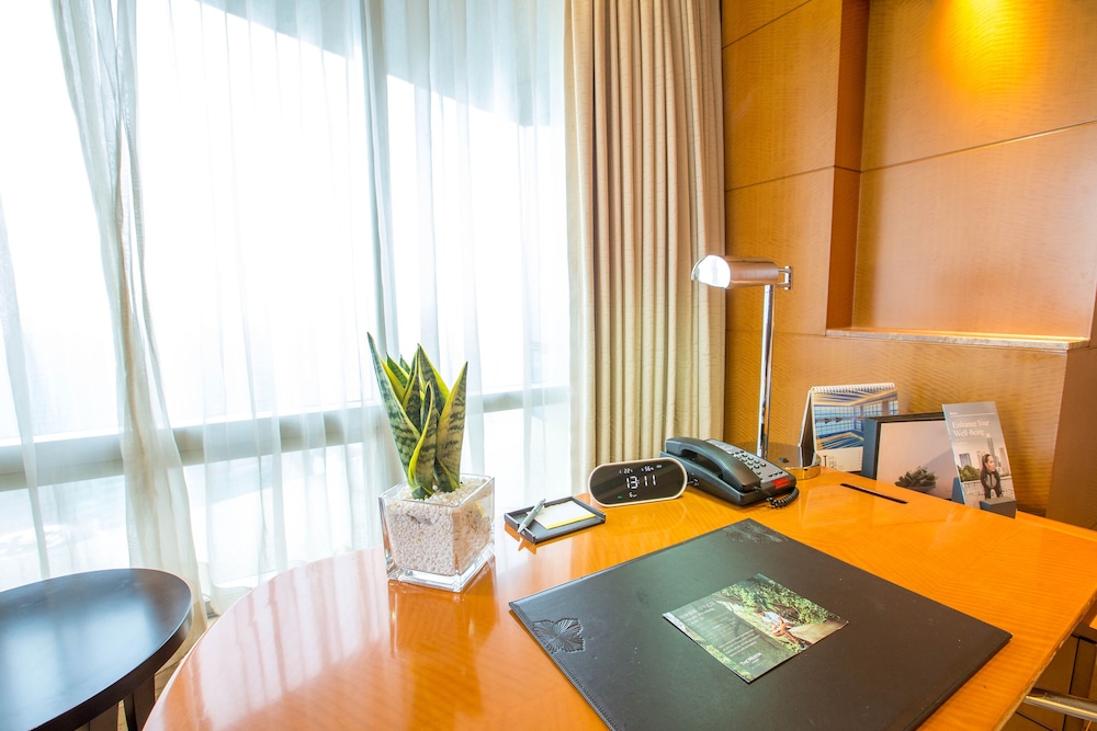 Westin, Premier Room, 2 Twin Beds, Partial Lake View - Photo 4