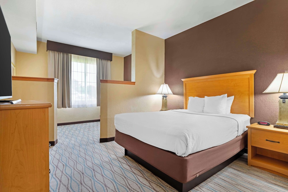 Standard Room, 1 Queen Bed, Non Smoking, Refrigerator & Microwave - Photo 1