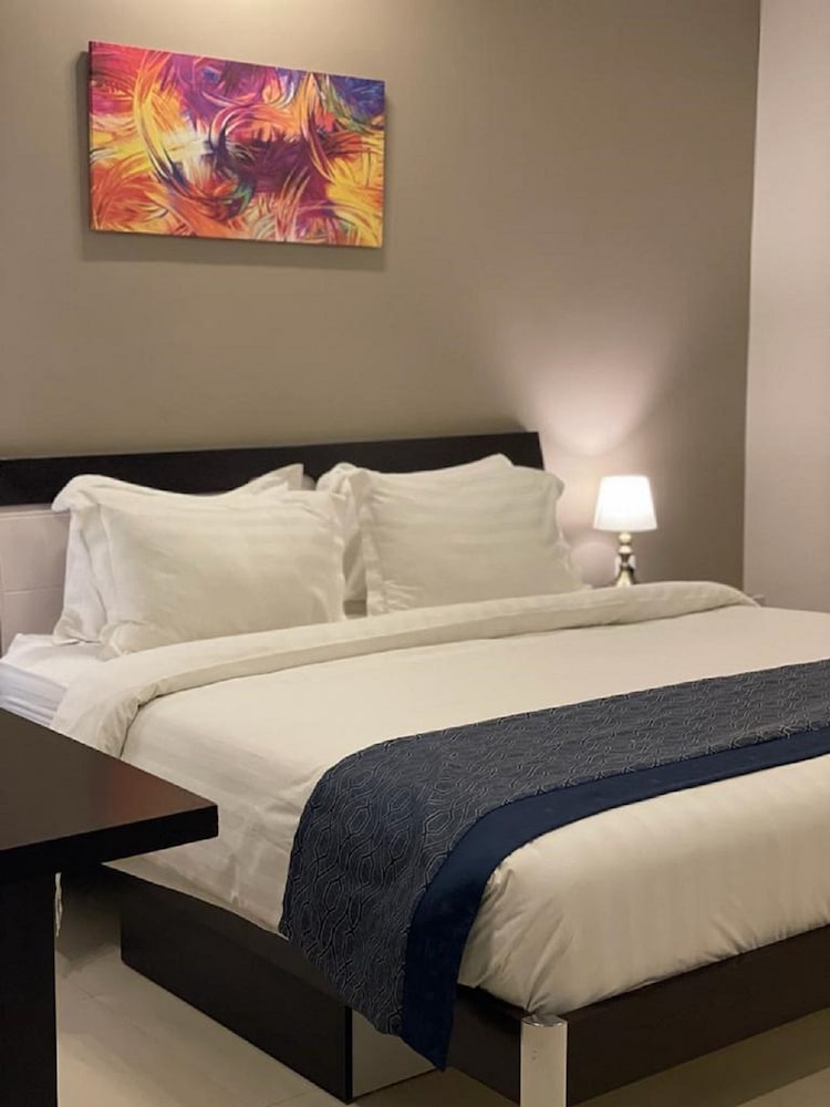 Executive Suite, 1 Bedroom - Photo 2