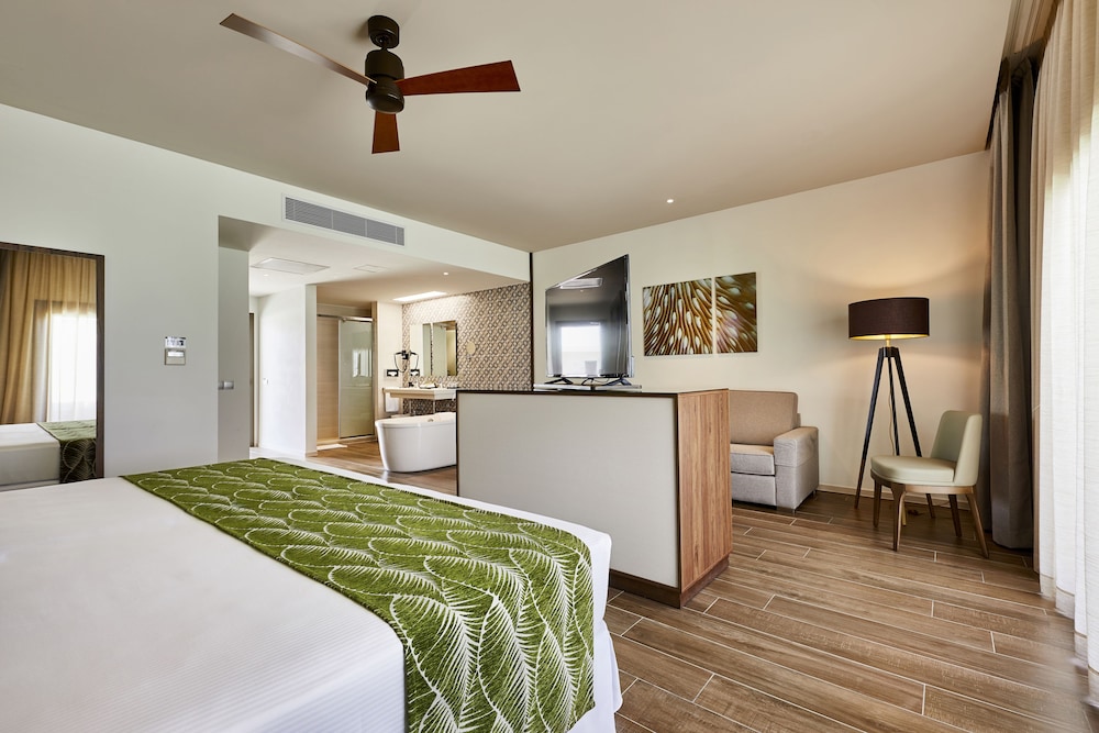 Junior Suite (Free Domestic flight, stays 1/5-31/10) photo 3