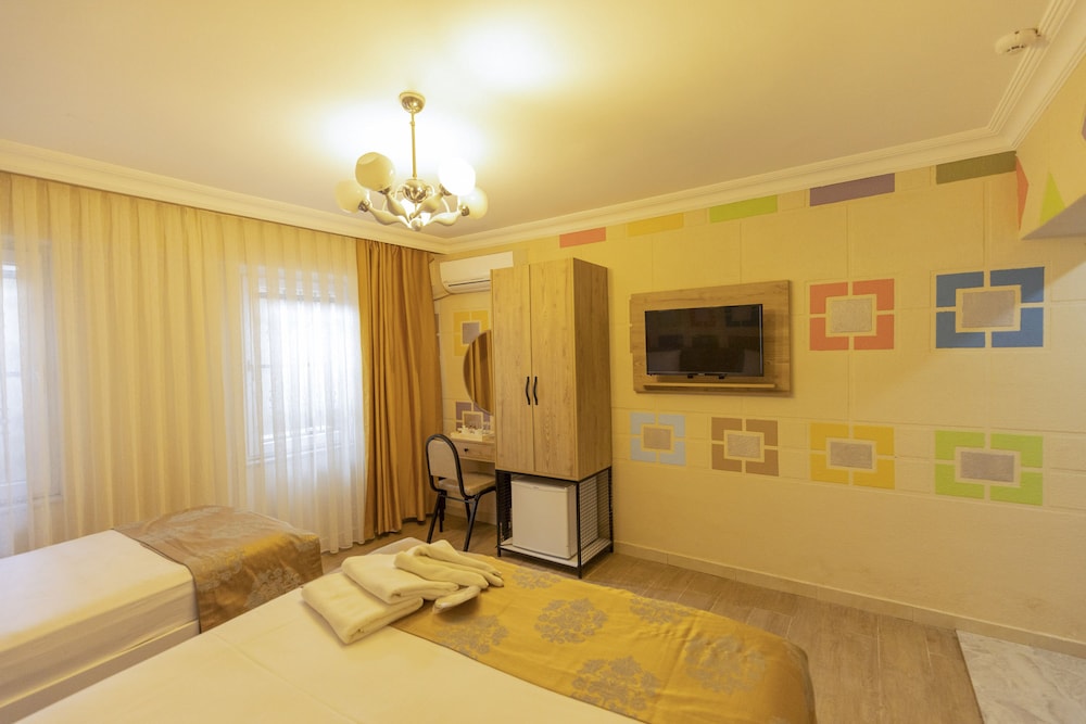 Economy Triple Room photo 2