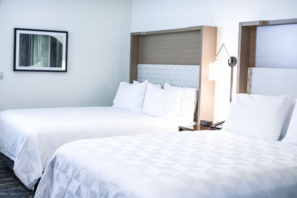 Standard Room, 2 Queen Beds, Pool View photo 2