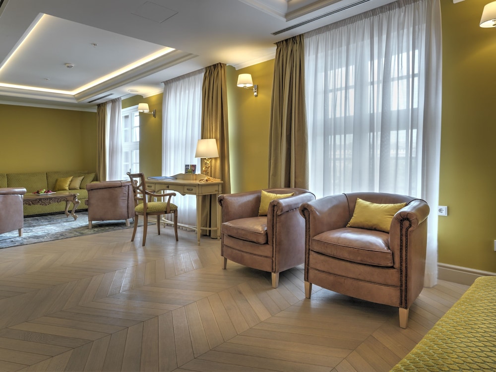 Luxury Suite, 1 Queen bed and 1 Sofa, City View
