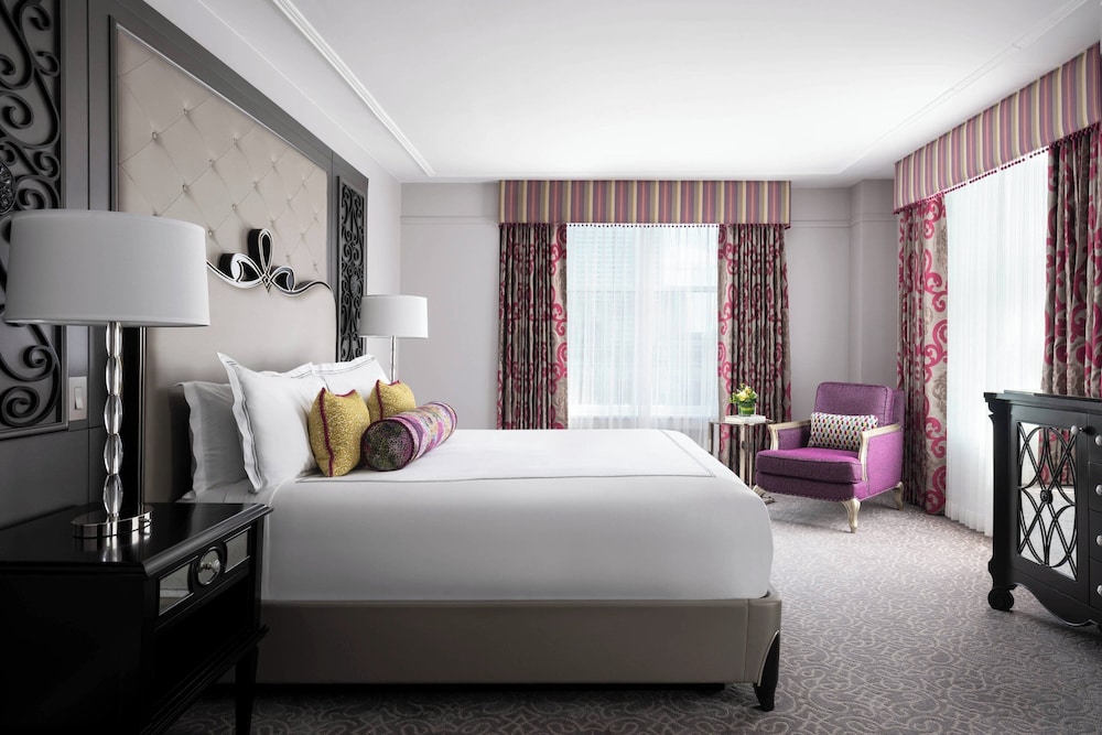 Deluxe Room, 1 King Bed (Mobility/Hearing Accessible, Tub) - Photo 1