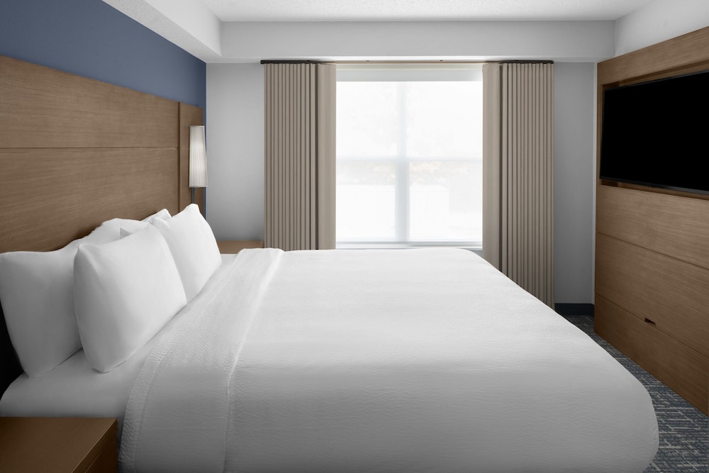 Suite, 2 Bedrooms (Mobility/Hearing Access, Roll-In Shwr) photo 3