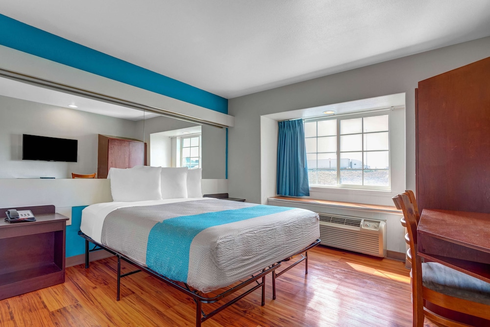 Deluxe Suite, 1 Queen Bed, Non Smoking, Hot Tub photo 3