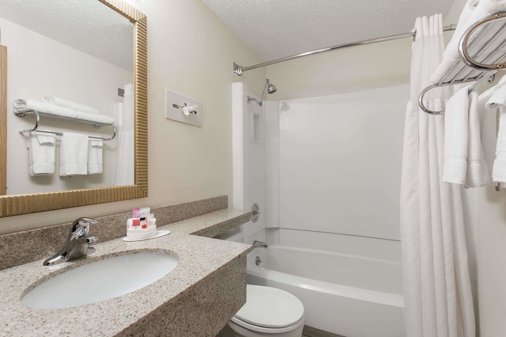 Room, 1 Queen Bed, Accessible, Non Smoking (Mobility) - Photo 3