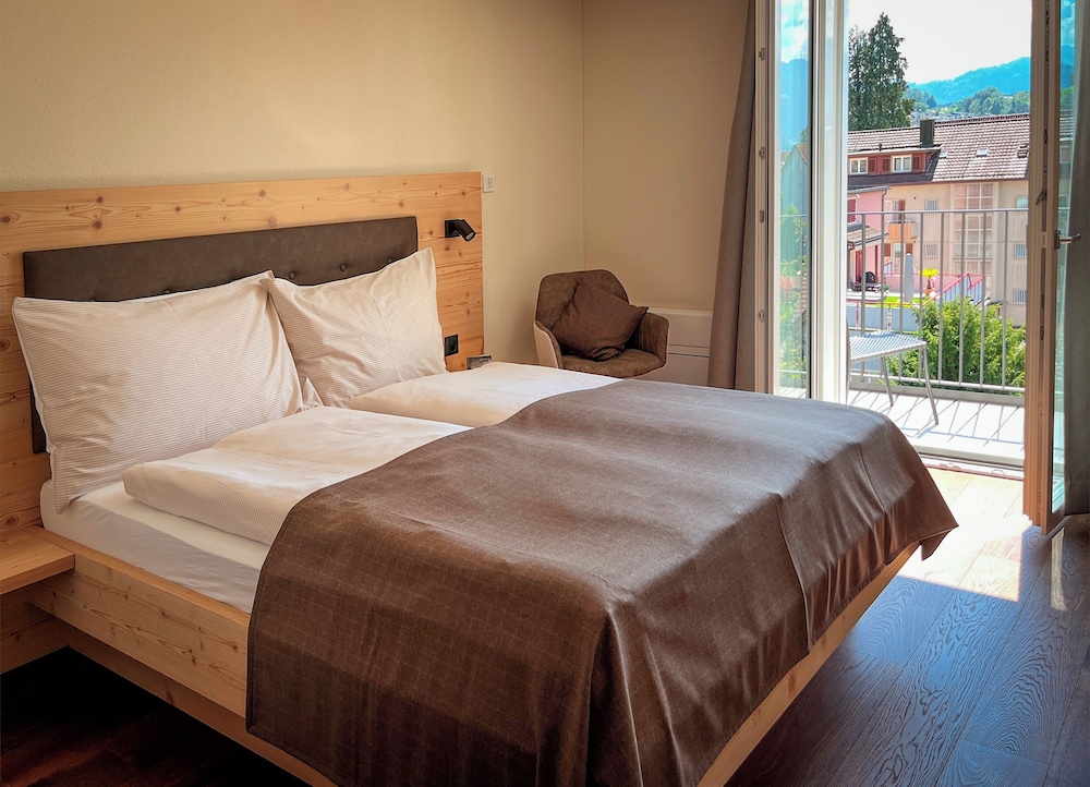Double Room Queensize with balcony photo 2
