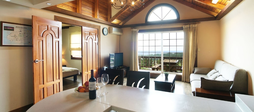 Family Room - Photo 5