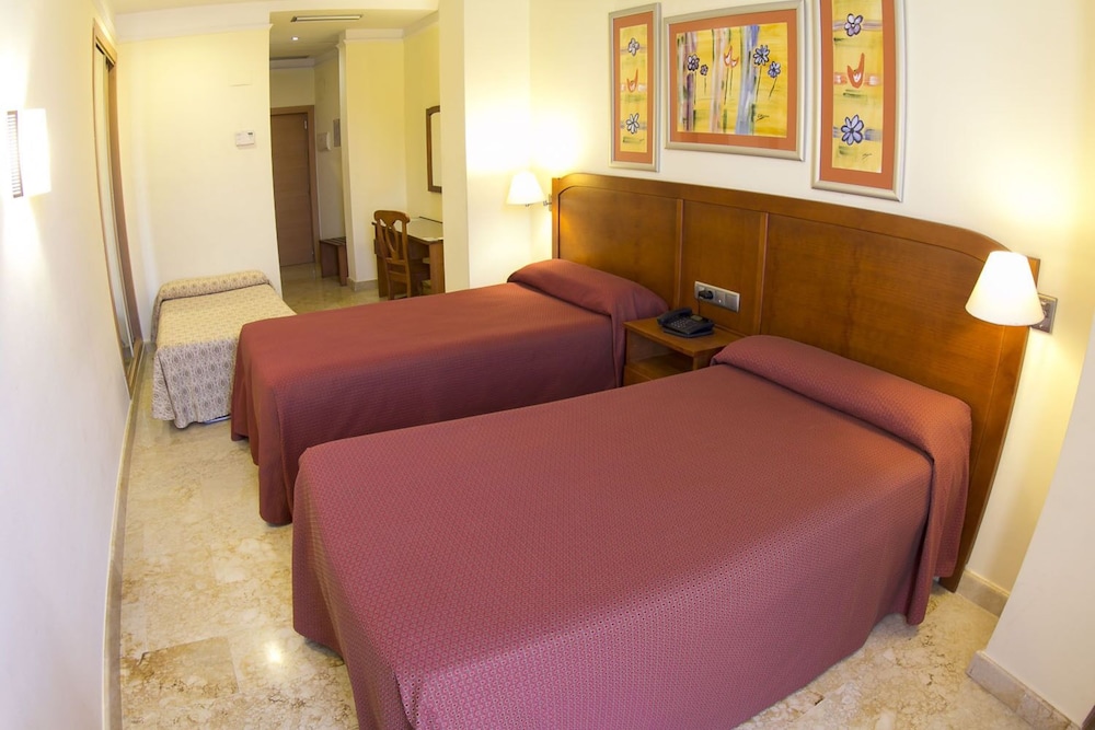 Double Room (2 adults + 1 child) - Photo 4