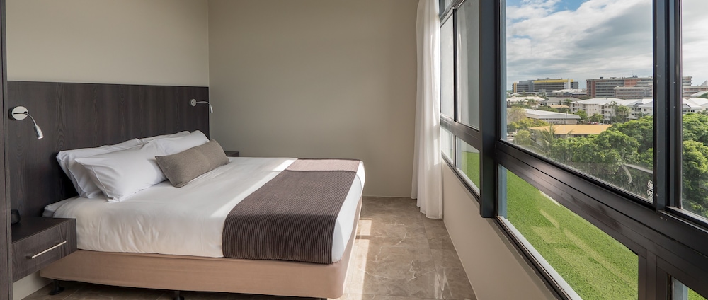 1 bedroom apartment (pool side) thumbnail 6
