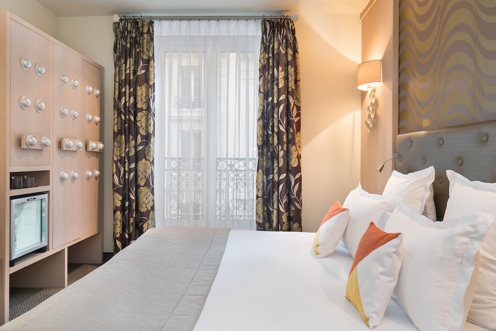 Superior Double Room thumbnail 5