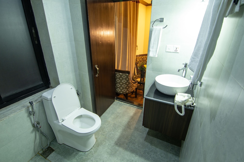 Deluxe Double Or Twin Room - Photo 17