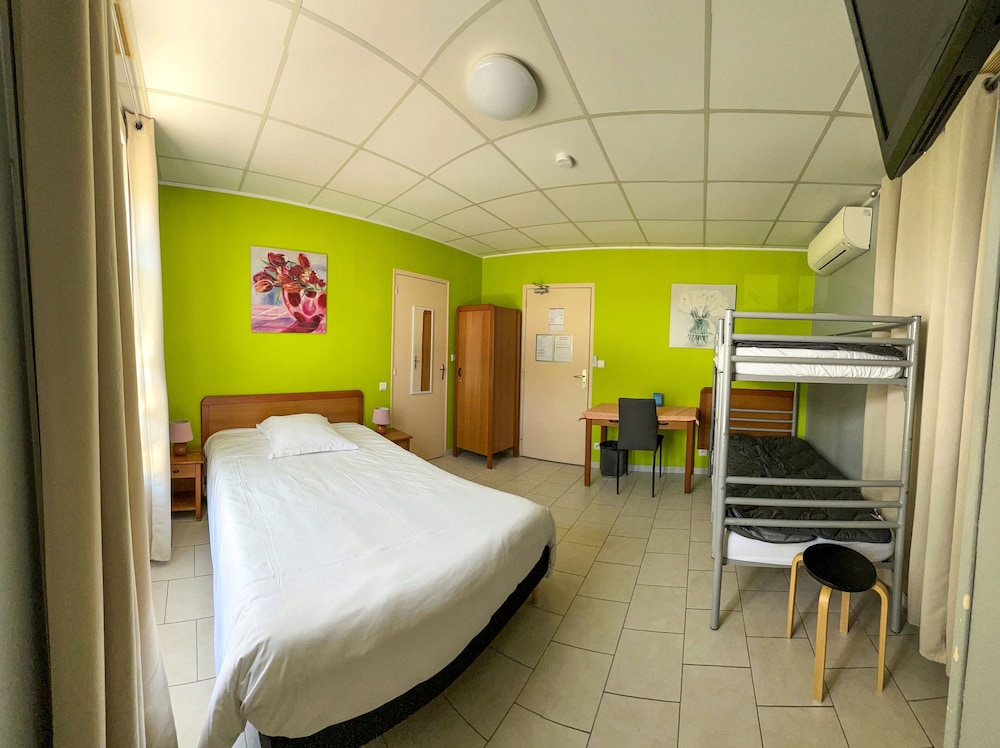 Basic Quadruple Room photo 3