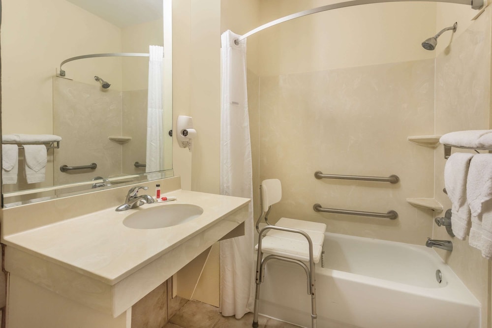 Room, 2 Queen Beds, Accessible, Non Smoking (Mobility) - Photo 2